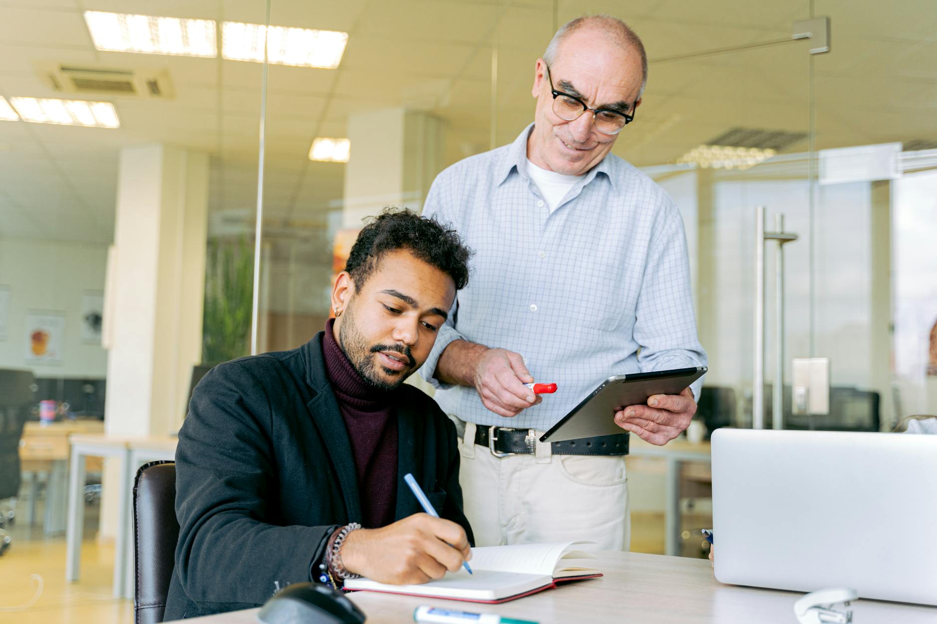 How to Give a Great Employee Performance Review (Tips for Managers)